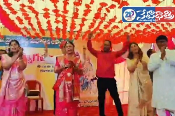 అంగరంగ వైభవంగా నగర సంకీర్తన. Devotees danced