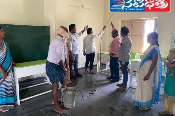 మండలంలో దోమల మందు పిచికారి. HEO Poleboyna Krishnaiah,