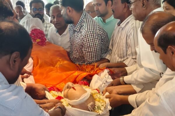 డాక్టర్ భూoరెడ్డి పార్టీవదేహానికి నివాళులర్పించిన. Bhumreddy