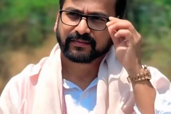 ప్రజా హృదయంలో ఉన్న ప్రజా నాయకుడు ఉజ్వలుడు. Leader