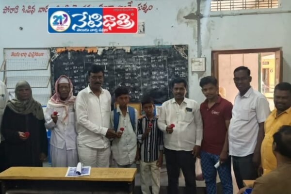 వేలకు వేలు ఫీజులు వసూలు చేస్తున్న.! President Satish Yadav.