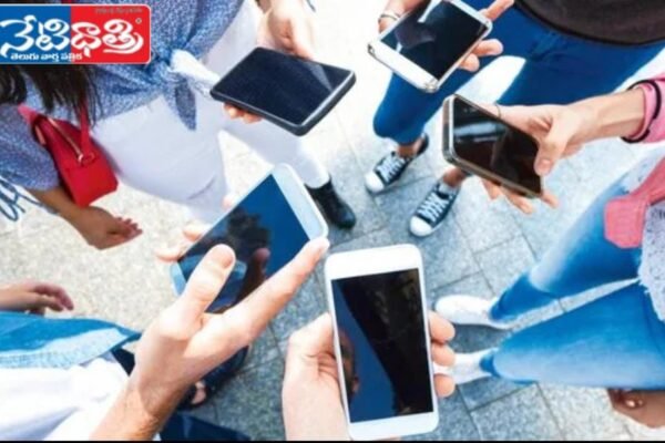 సంకెళ్లు వేస్తున్న సెల్ ఫోన్. cell phone