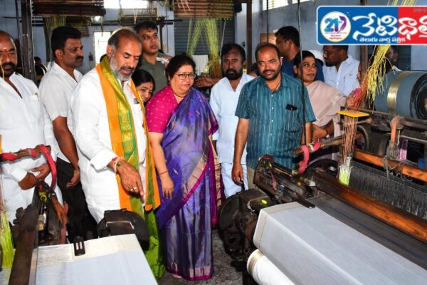 ఇందిరా మహిళా శక్తి చీరలతో సిరిసిల్ల ప్రజలకు చేతినిండా ఉపాధి. Employment