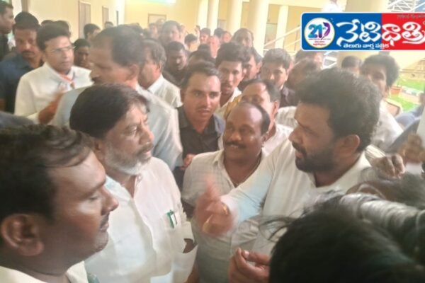 మంత్రి భట్టి విక్రమార్క కు వినతి పత్రం ఇచ్చిన కేబుల్ ఆపరేటర్లు. State President