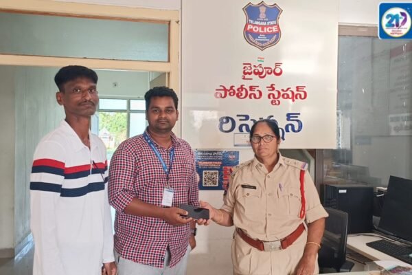 సీఈఐఆర్ పోర్టల్ ద్వారా మొబైల్ ఫోన్ బాధితునికి ఫోన్ అందించిన పోలీసులు. Police.