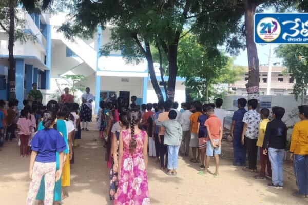 స్ఫూర్తి ఫౌండేషన్ ఆధ్వర్యంలో విద్యార్థిని విద్యార్థులకు నోట్ బుక్స్ పంపిణీ. Teachers
