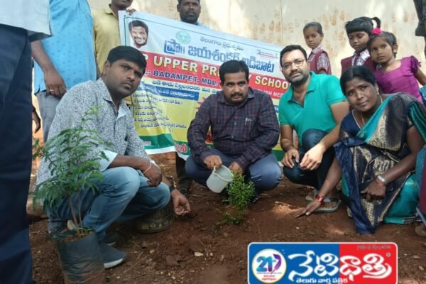 బడిబాట స్వచ్ఛదనం పచ్చదనం కార్యక్రమంలో విద్యాధికారి. Education