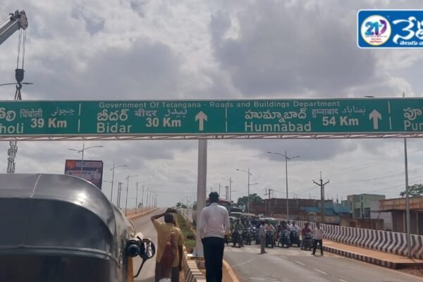 ఫ్లైఓవర్ సైన్బోర్డ్లో ఉర్దూ భాష చేర్చబడిన ఇది సమానత్వం యొక్క విజయం. Urdu language.