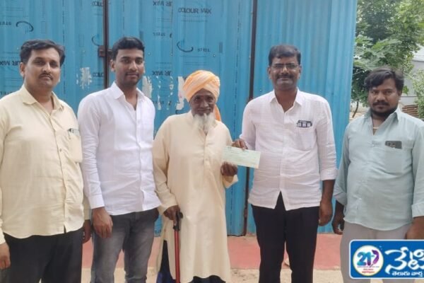 సీఎం రిలీఫ్ ఫండ్ చెక్కులు అందజేసిన యువ నాయకుడు షేక్ సోహెల్. CM