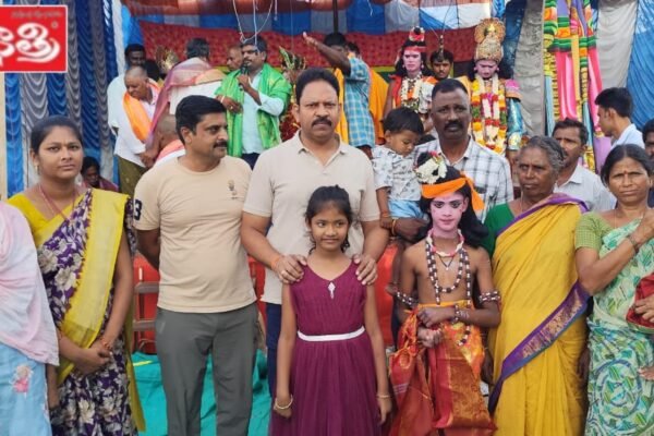 కళా బృందానికి విరాళాన్ని అందజేసిన వనపర్తి జిల్లా ఎస్పీ. SP.