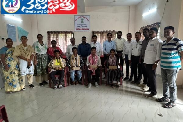 విద్యార్థులకు నగదు బహుమతులు అందజేసిన ఎంపిడిఓ పెద్ది ఆంజనేయులు. MPDO.