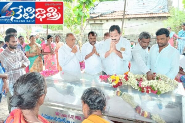 మృతుడి పార్థివ దేహానికి పూలమాలవేసి నివాళులు అర్పించిన ఎంపీపీ. Body