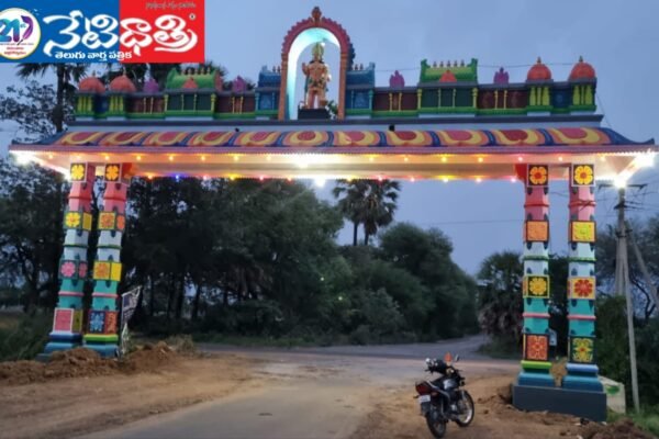 కొత్తరంగులతో కనుసొంపైన హనుమాన్ దేవాలయ కమాన్. Hanuman Temple