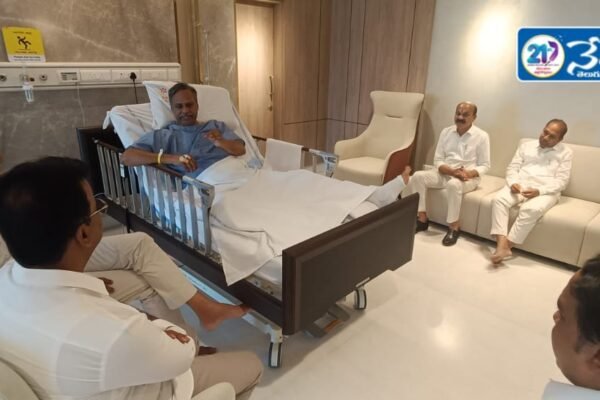 ఎమ్మెల్యే పల్లా గారిని పరామర్శించిన మాజీ మంత్రి. Harish Rao
