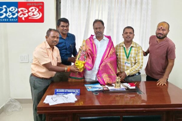 బస్సు సౌకర్యం కల్పిం చాలని ఎమ్మెల్యేకు వినతిపత్రం అందజేత. Government Junior Art School.