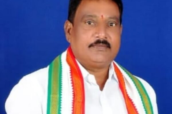 కాంగ్రెస్ పార్టీ జిల్లా నాయకుడు పోలినేని లింగారావు. Congress Party