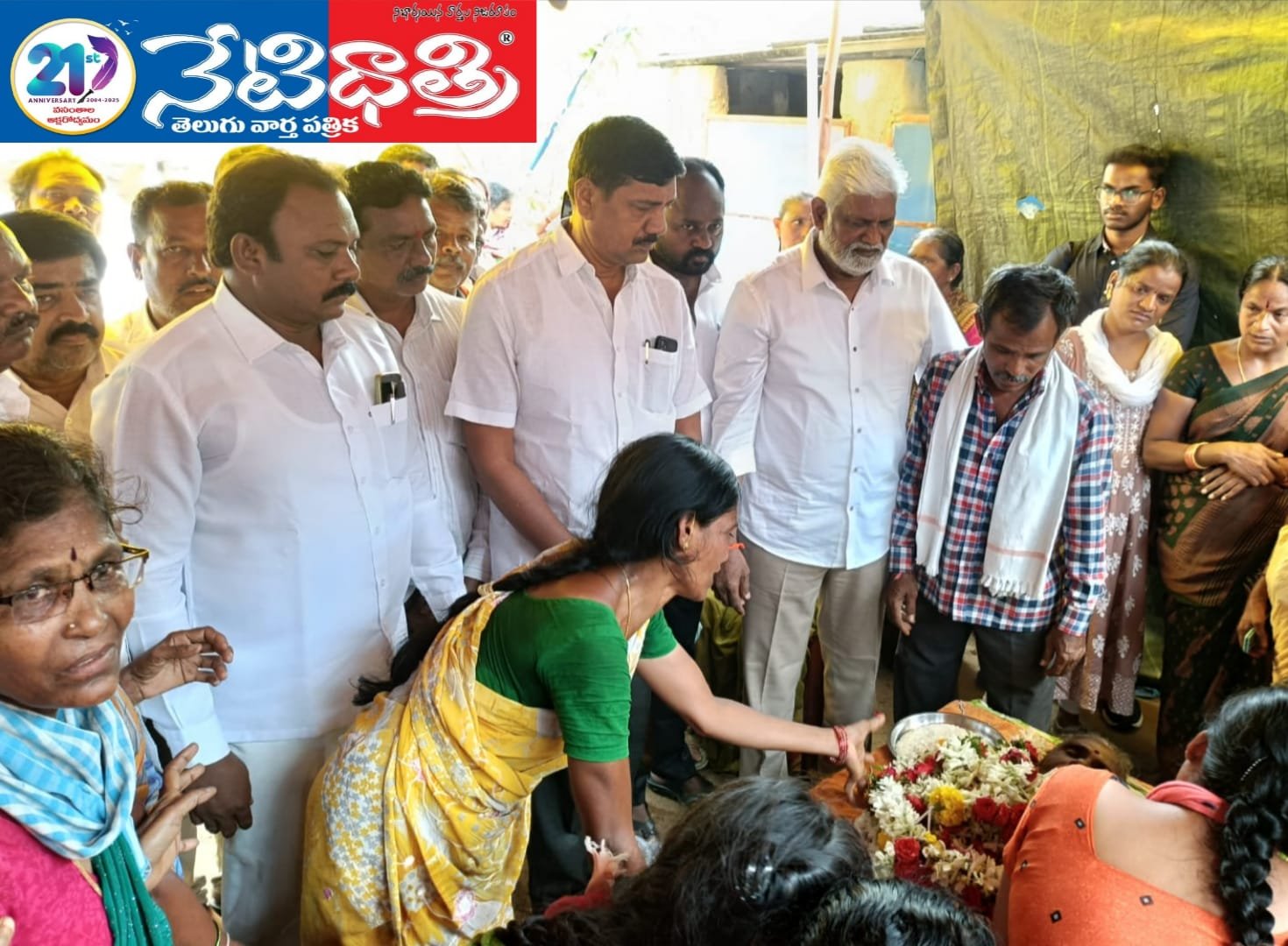 కనుకమ్మ మృతదేహానికి నివాళులర్పించిన దొమ్మటి.