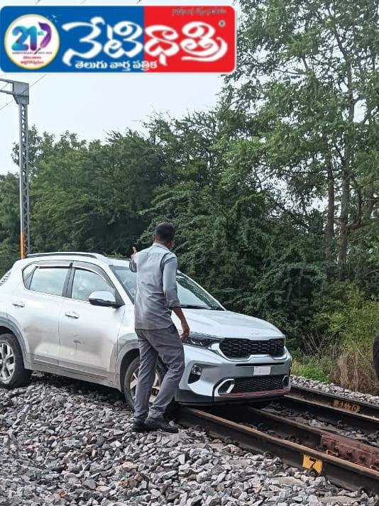 పిచ్చిది.. ట్రాక్ పై కారును పరుగులు పెట్టించింది .