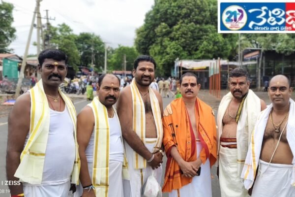 శ్రీశైల మల్లన్న అభిషేకం స్పర్శ దర్శనం చేసుకున్న శ్రీ దుర్గా మాత రియల్ ఎస్టేట్ సభ్యులు. Sri Durga