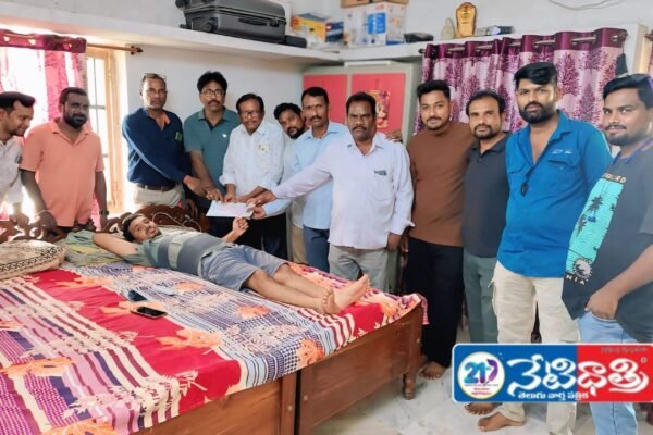 ఫోటోగ్రాఫర్ కుటుంబానికి ఆర్థిక సహాయం. photographer's.