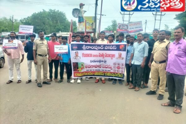 డ్రగ్స్ మత్తు పదార్థాలపై అవగాహన కల్పిస్తూ విద్యార్థులతో ర్యాలీ నిర్వహించిన ఎస్సై సంతోష్. SS Santosh