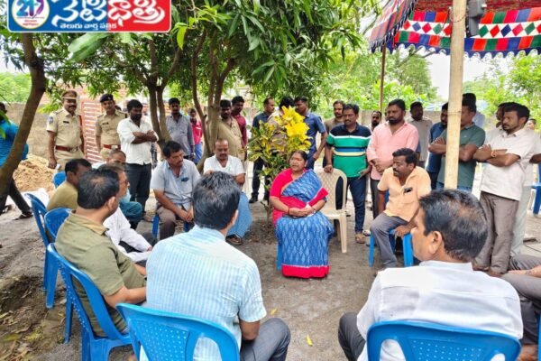 కంది విజయలక్ష్మి పార్థివ దేహం వద్ద నివాళులర్పించిన మంత్రి సీతక్క. Maheshwar Reddy.