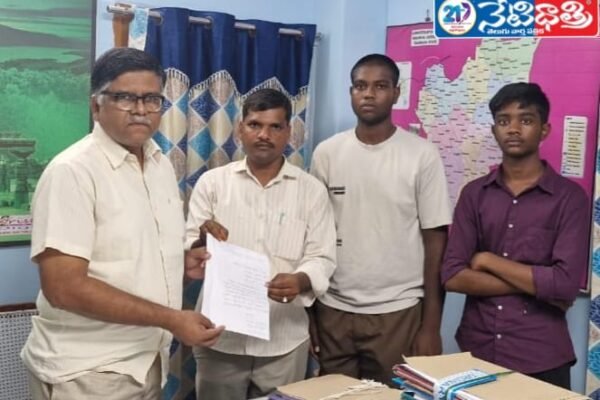 విద్యార్థులకు పాఠ్యపుస్తకాలు అందించి విద్యార్థుల సమస్యలు పరిష్కరించాలి. Education