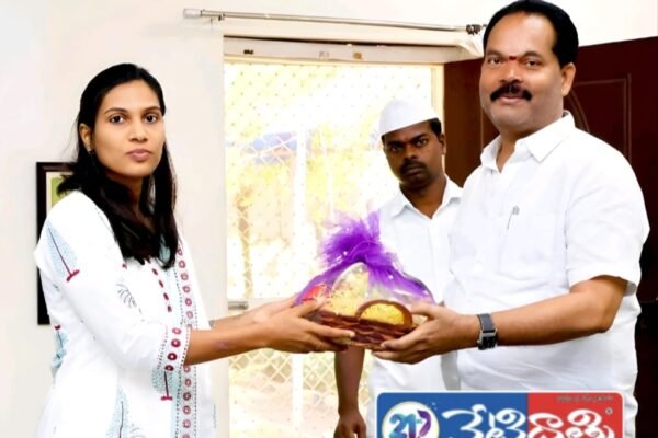 జిల్లా కలెక్టర్ ను మర్యాదపూర్వకంగా కలిసిన. Collector