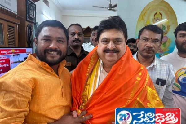అభ్యర్థి రామచందర్రావు కలిసిన బూరుగు సురేష్. BJP state president