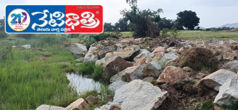 గుట్టుచప్పుడు కాకుండా చెరువు ఆక్రమణ ?