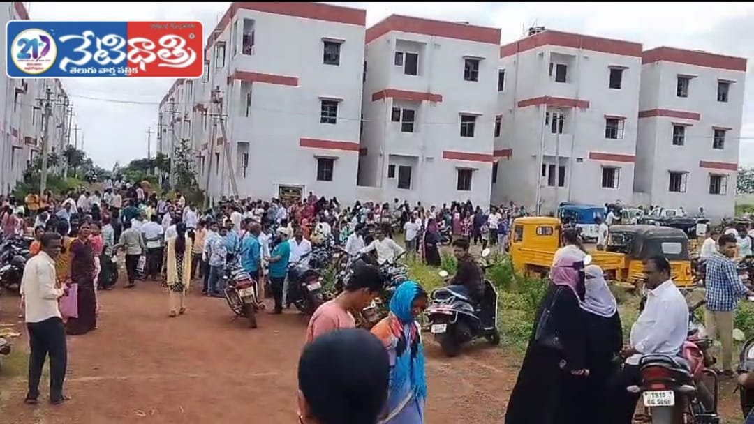 డబుల్ బెడ్ రూమ్ ల వద్ద లబ్ధిదారులు.