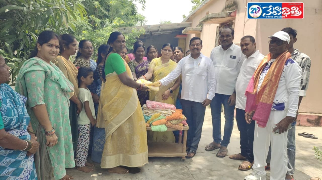 నిరుపేద మహిళలకు చీరలు పంపిణీ…