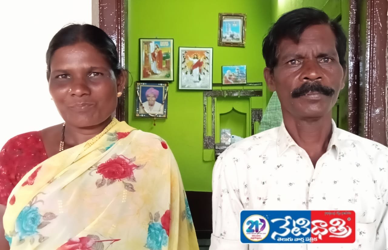 చెక్కులు ఇప్పించేందుకు… రూ.30 లక్షల కమీషన్!