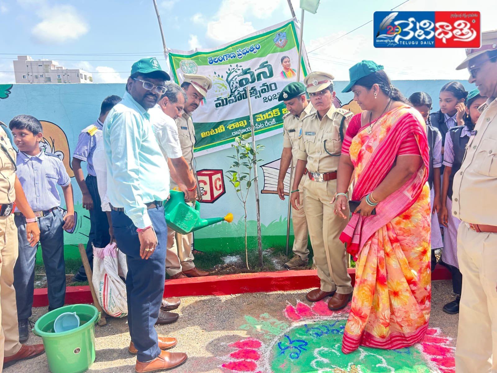 స్థానిక మంజీరా విద్యాలయంలో వనమహోత్సవాన్ని.