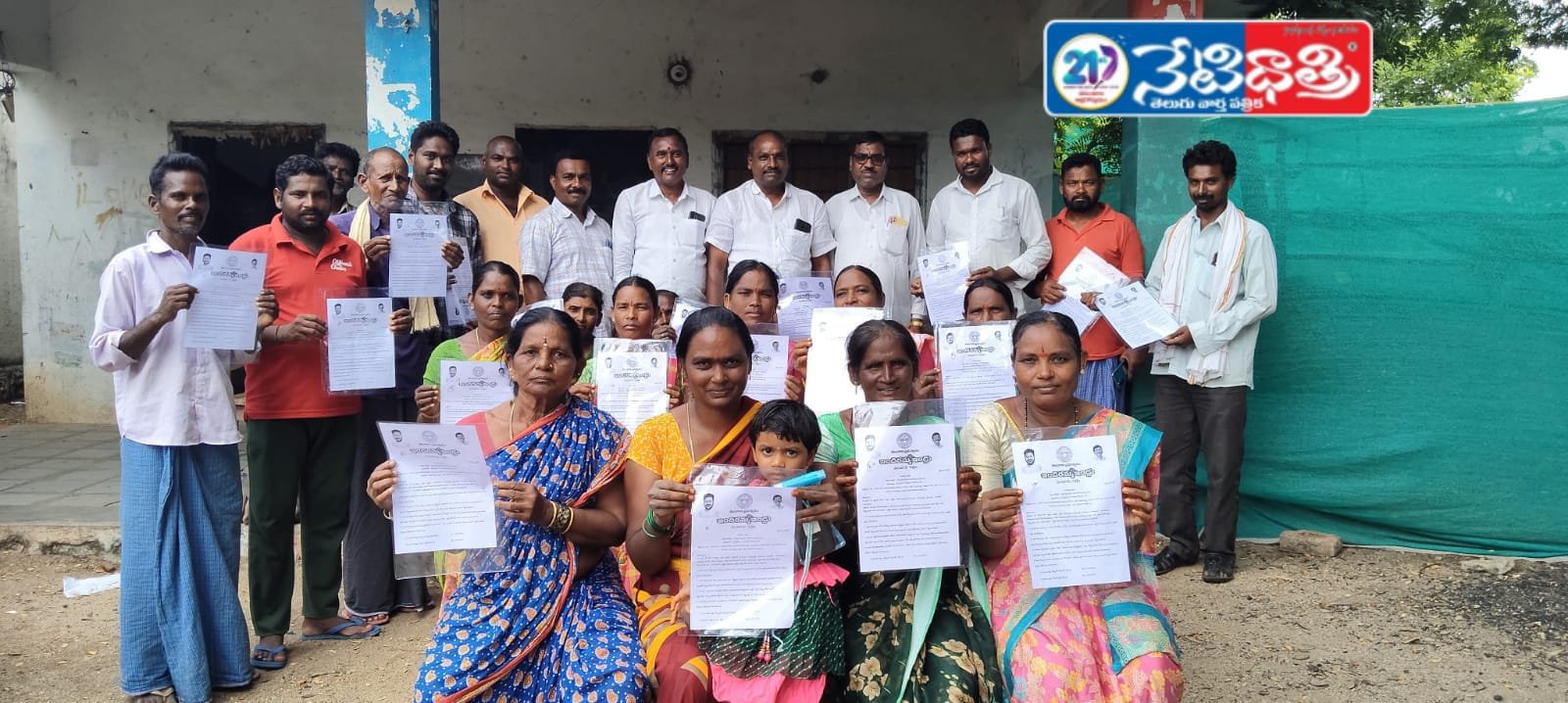 బోర్నపల్లిలో ఇందిరమ్మ ఇండ్ల మంజూరు పత్రాలు పంపిణీ.