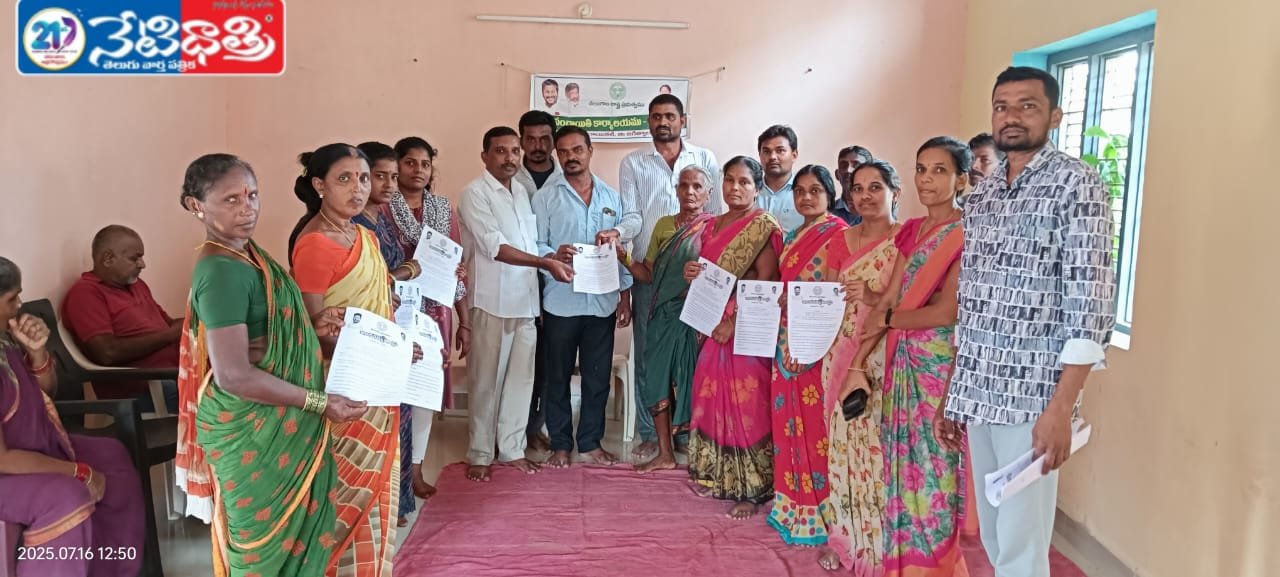 లబ్ధిదారులకు ఇందిరమ్మ ఇళ్ల పత్రాలు పంపిణీ.