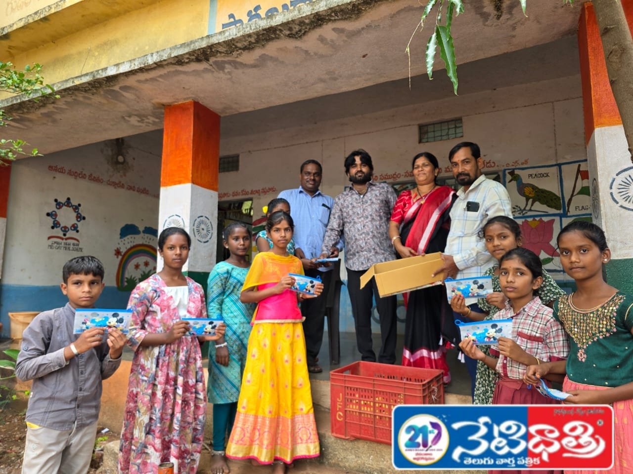 విద్యార్థులకు విద్య సామాగ్రి పంపిణీ..