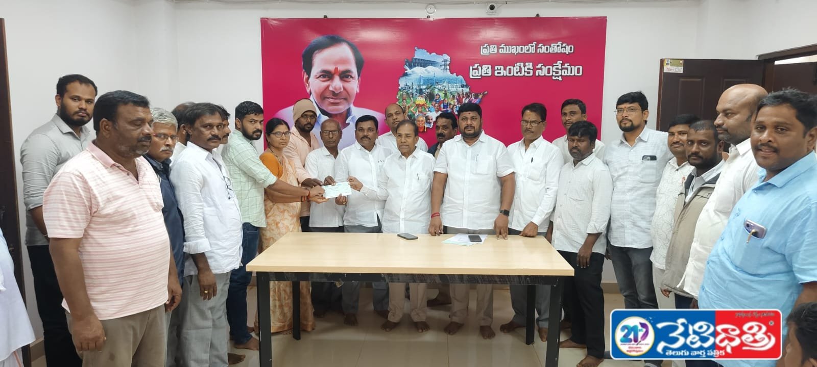 సిఎంఆర్ఎఫ్ చెక్కులను అందజేసిన..