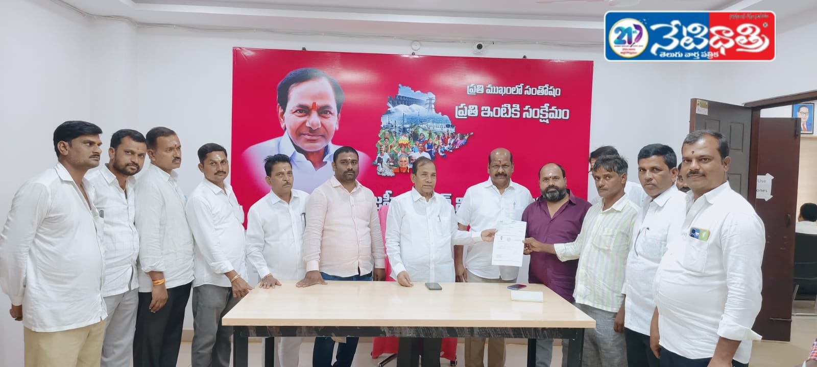 సిఎంఆర్ఎఫ్ చెక్కులను అందజేసిన లబ్ధిదారులకు..