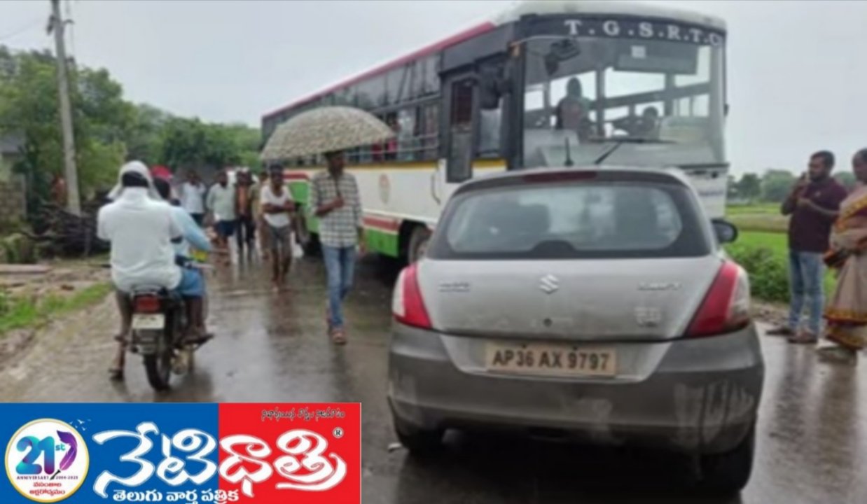 బస్సు కారు డి ముగ్గురికి గాయాలు.