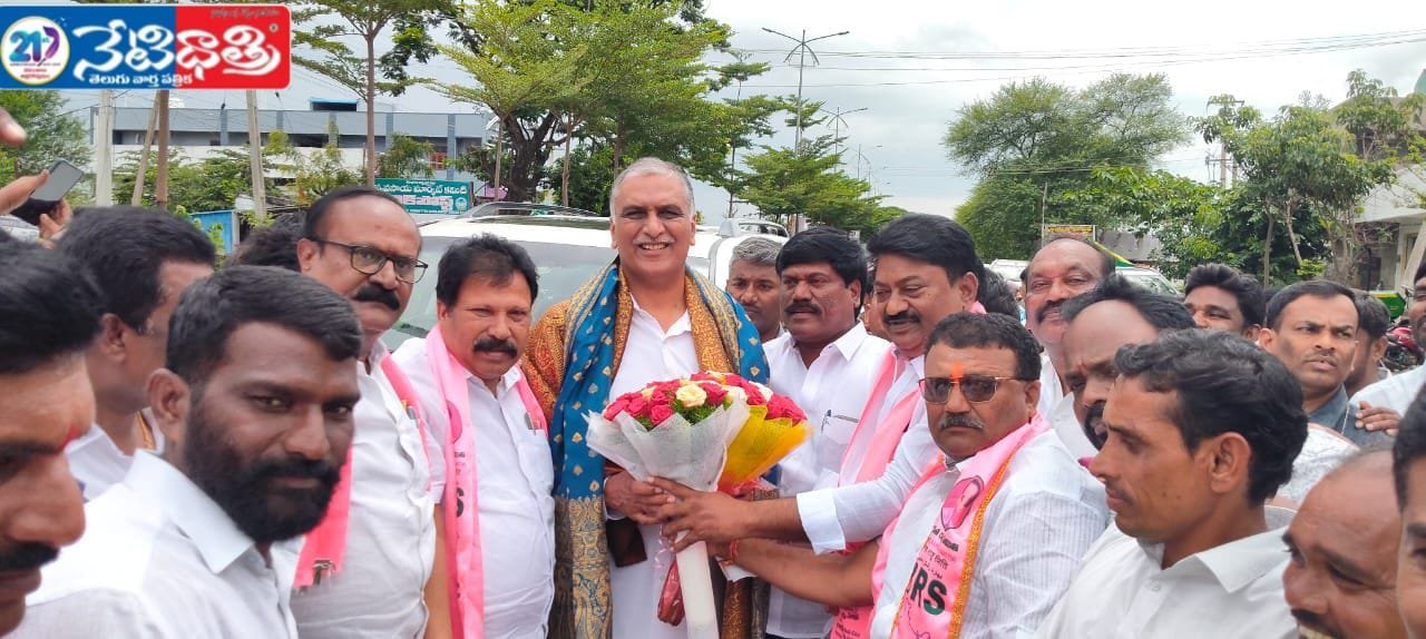 మాజీ మంత్రి హరీష్ రావు కు స్వాగతం పలికిన బిఆర్ ఎస్ శ్రేణులు