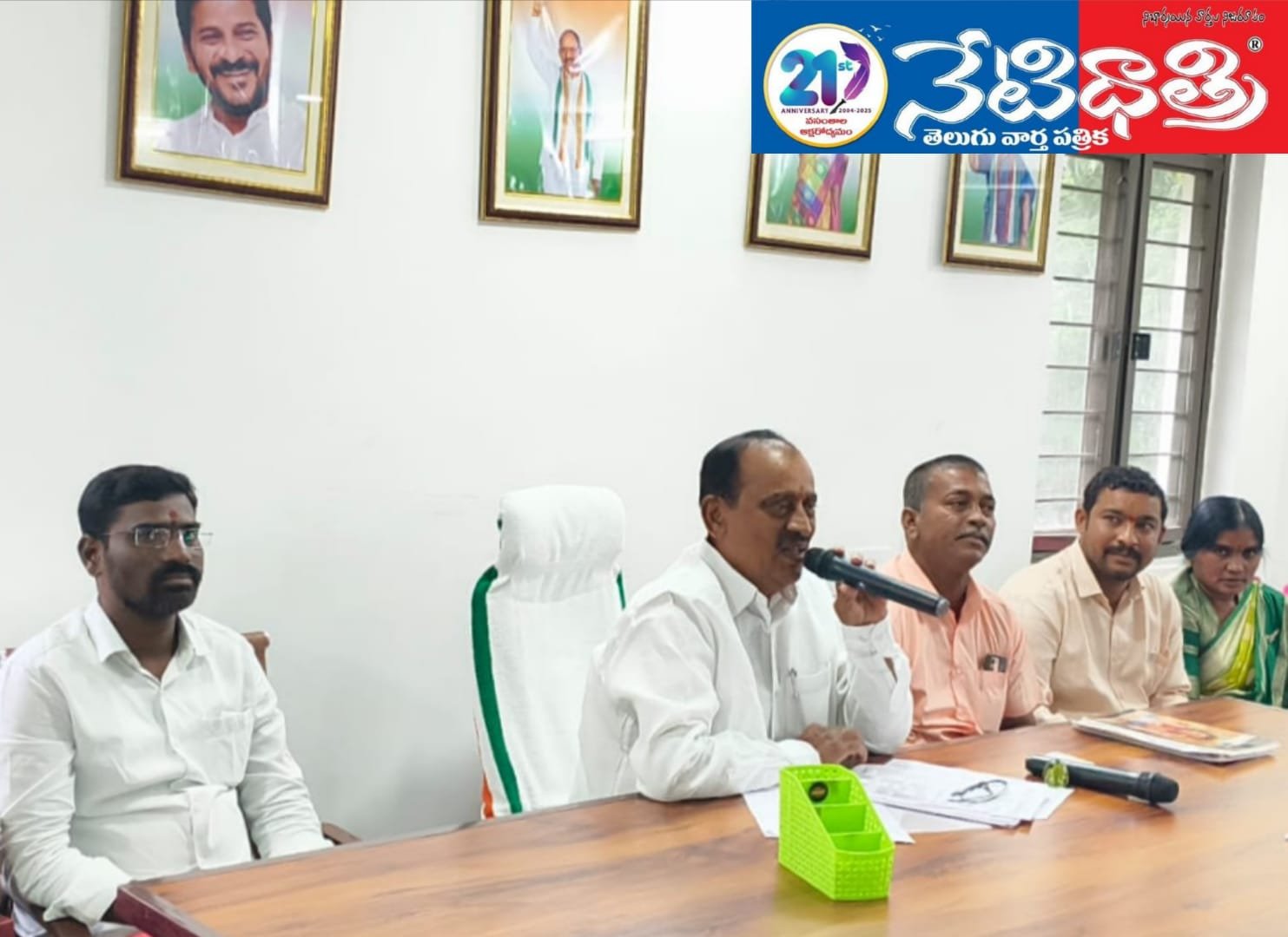 ప్రజాప్రభుత్వం ప్రజలకు ప్రాధాన్యత ఇస్తుంది.