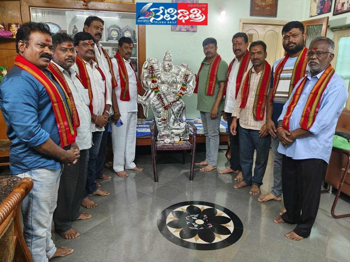 పోచమ్మతల్లికి వెండి తొడుగులు విరాళం.