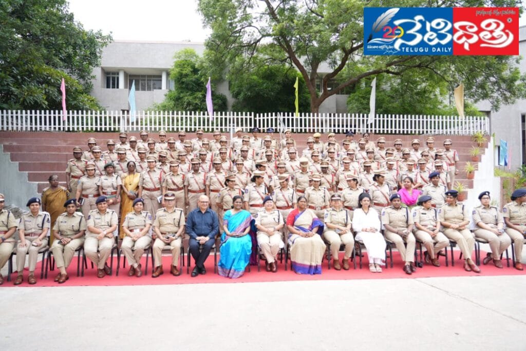 మహిళా పోలీస్ శక్తికి అండగా తెలంగాణ ప్రభుత్వం – మంత్రి సీతక్క