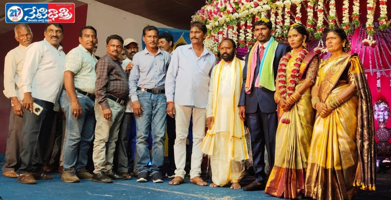 నూతన వదూవరులను ఆశీర్వదించిన మోకుదెబ్బ రమేష్ గౌడ్…