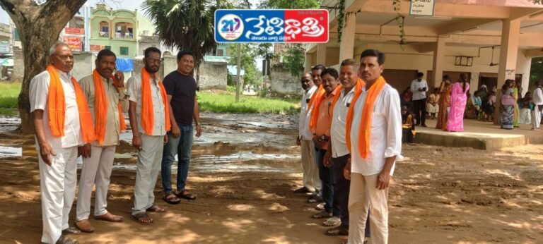 bjp-leaders-protest-against-nekkonda-rtc-bus-stand