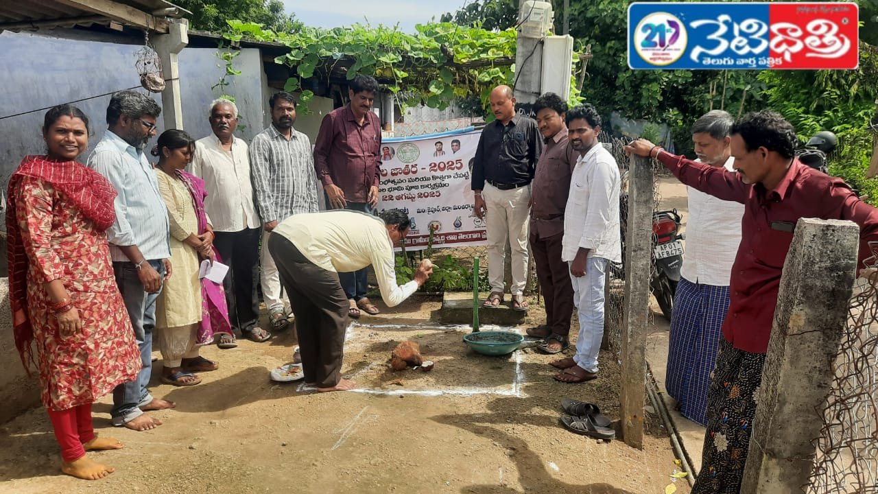 ఉపాధి హామీ పథకంలో ఇంకుడు గుంతల నిర్మాణం…