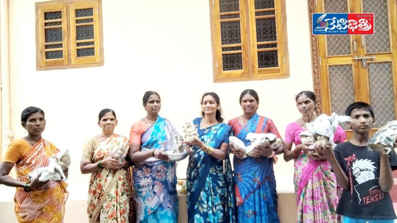 రామాయంపేటలో మట్టి వినాయక విగ్రహాల పంపిణీ…