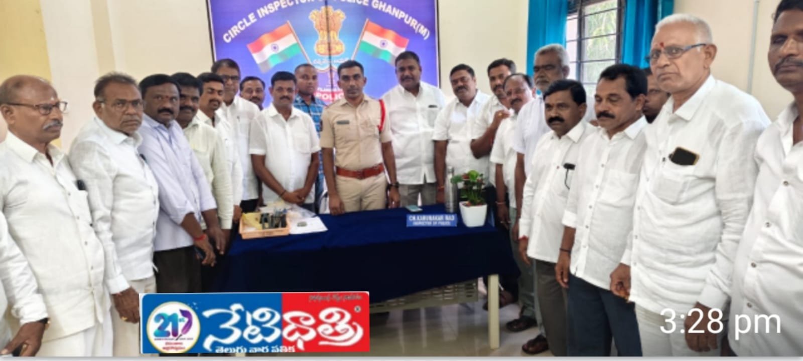 సీఐ ని కలిసి శుభకాంక్షలు తెలిపిన బి ఆర్ఎస్ నాయకులు