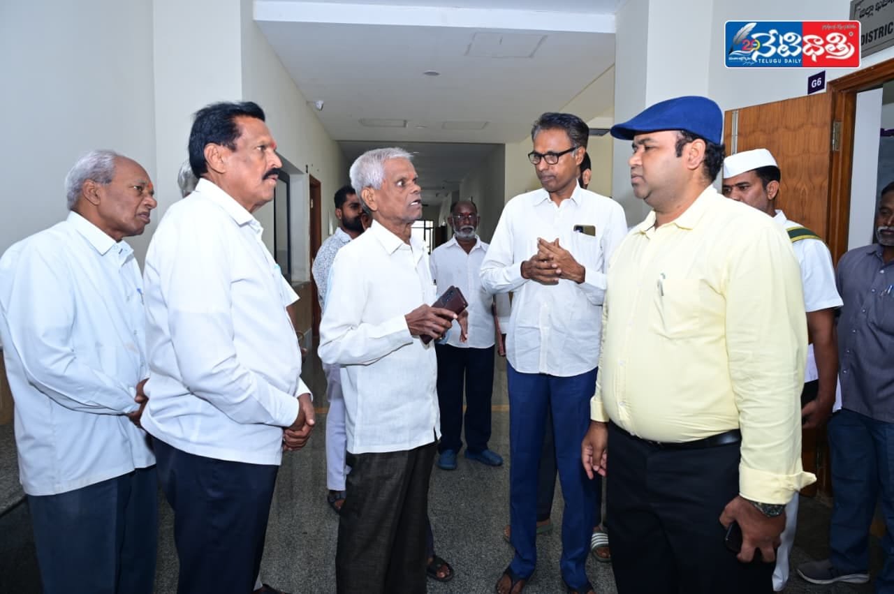 సమయపాలని పాటించని ఉద్యోగులపై కలెక్టర్ కొరడా..